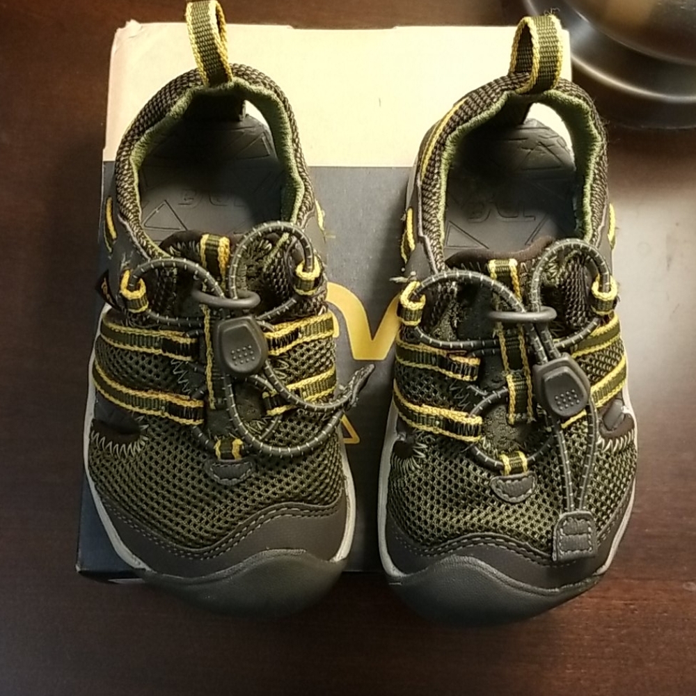 Teva sz 6 toddler sandals with toe protection